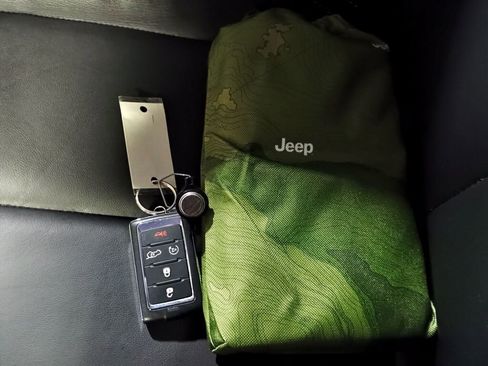 Used 2022 Jeep Grand Cherokee L Limited w/ Black Appearance Package image 4