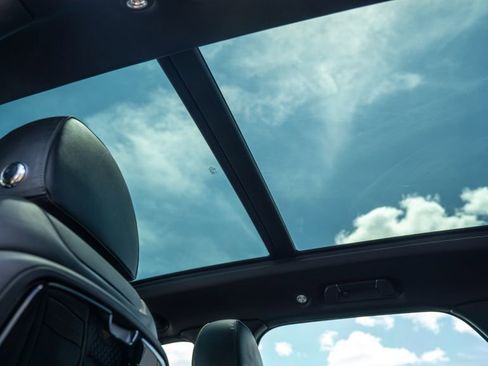 Used 2019 Bentley Bentayga image 58