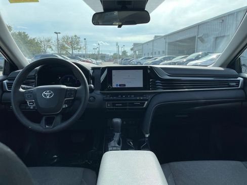 Used 2025 Toyota Camry LE image 32