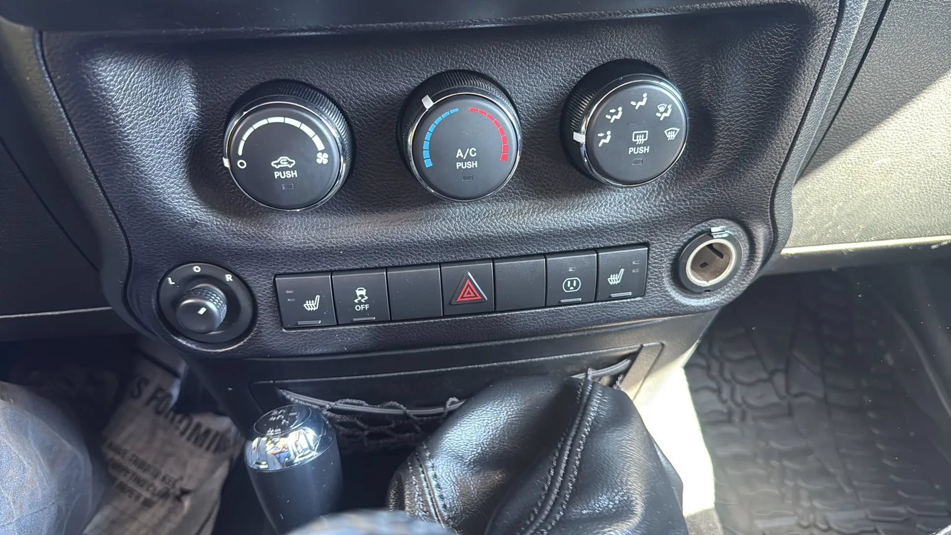 Used 2016 Jeep Wrangler Unlimited Sahara AWD/4WD image 32