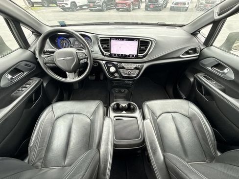 Used 2021 Chrysler Pacifica Touring-L w/ Uconnect Theater Family Group AWD/4WD image 20