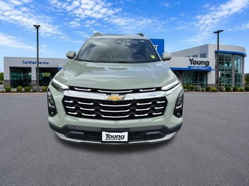Used 2025 Chevrolet Equinox LT w/ Convenience Package II AWD/4WD image 2