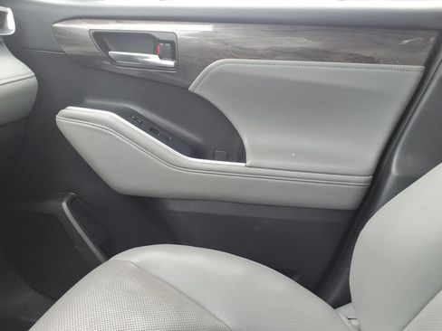 Used 2022 Toyota Highlander Platinum FWD image 26