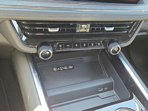 Used 2025 Chevrolet Suburban Z71 image 31