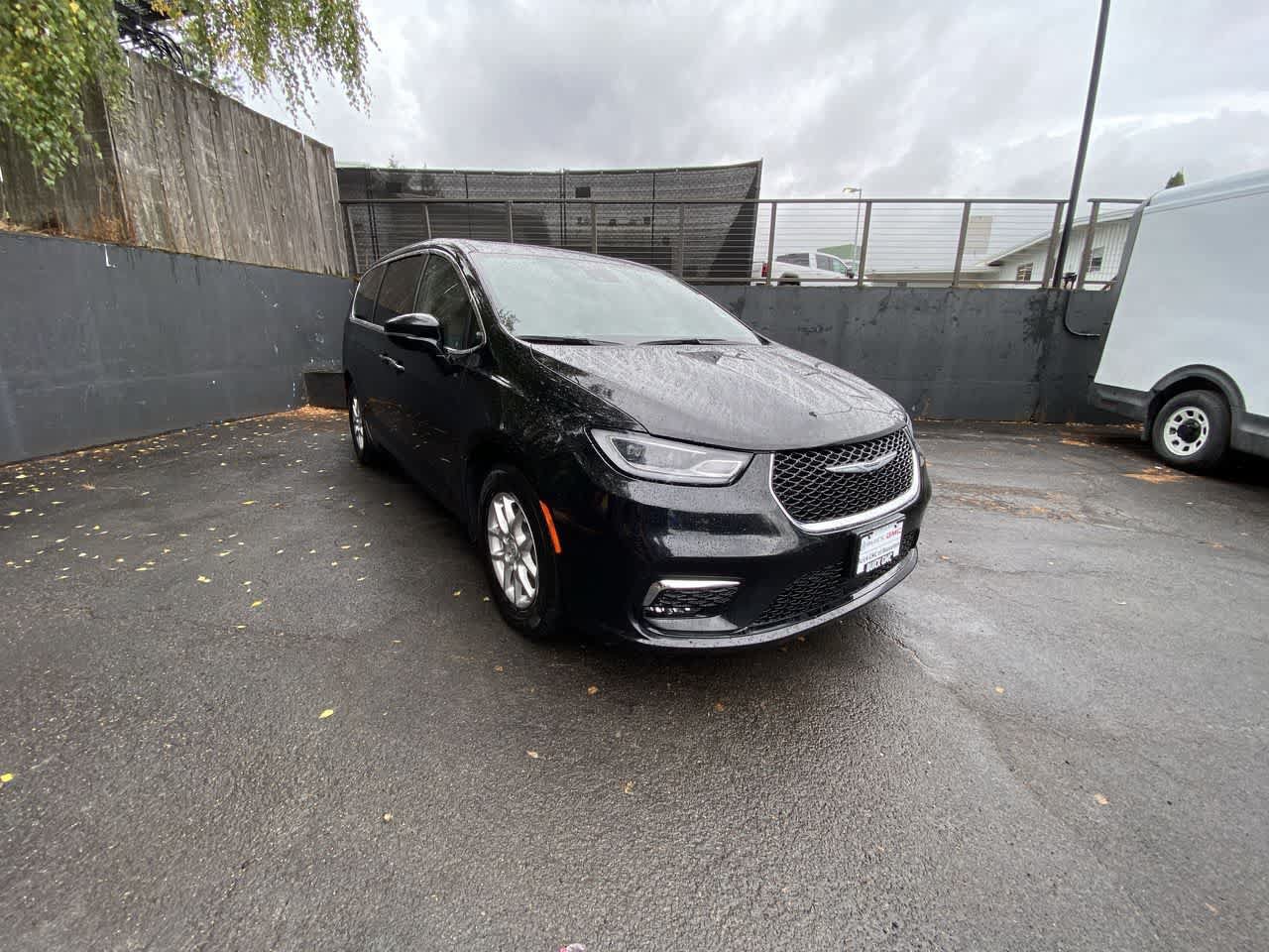 Used 2025 Chrysler Pacifica Select FWD image 8