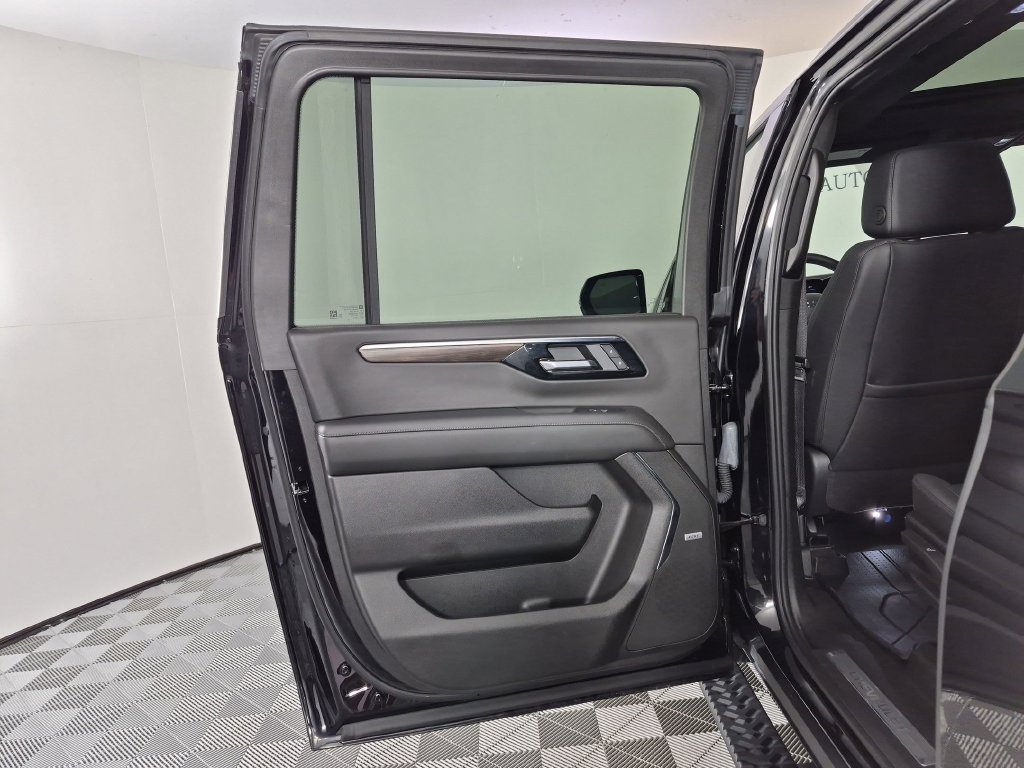 Used 2025 Chevrolet Suburban Z71 w/ Z71 Off-Road Package AWD/4WD image 32