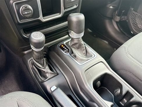 Used 2022 Jeep Gladiator Sport image 18