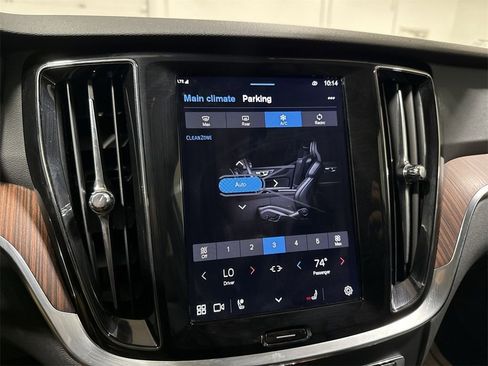 Used 2025 Volvo V60 B5 Cross Country Plus image 15