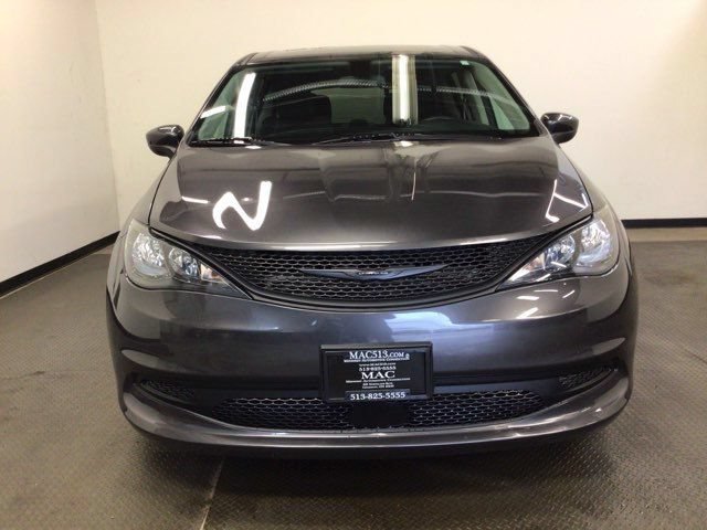Used 2022 Chrysler Voyager LX FWD image 2
