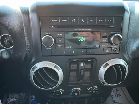 Used 2016 Jeep Wrangler Unlimited Rubicon w/ Connectivity Group image 22