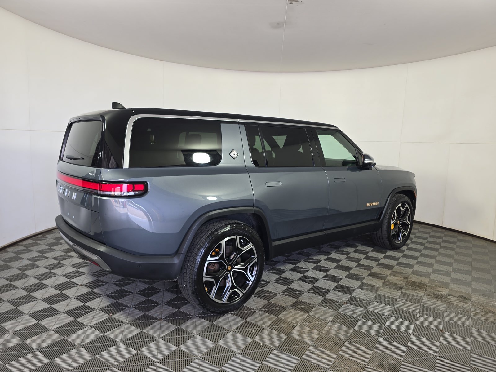 Used 2022 Rivian R1S Launch Edition Quad AWD/4WD image 5