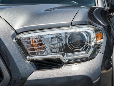 Used 2020 Toyota Tacoma TRD Off-Road AWD/4WD image 12