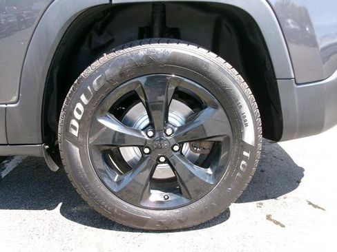 Used 2016 Jeep Cherokee Latitude w/ Cold Weather Group AWD/4WD image 7