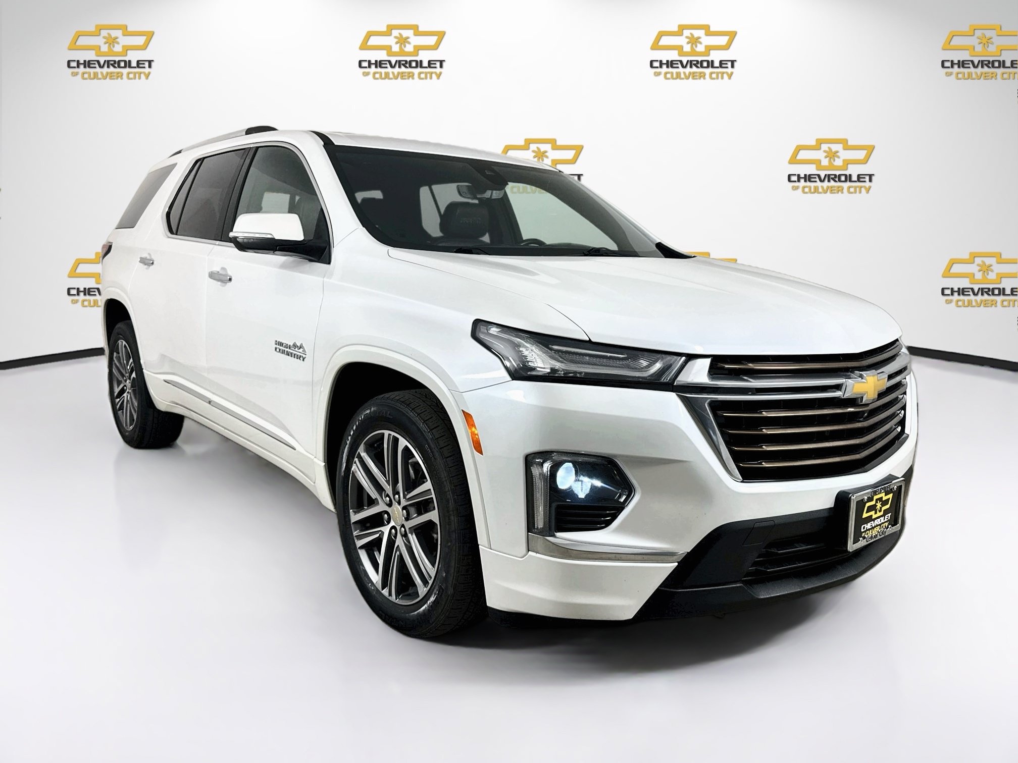 Used 2023 Chevrolet Traverse High Country FWD image 1
