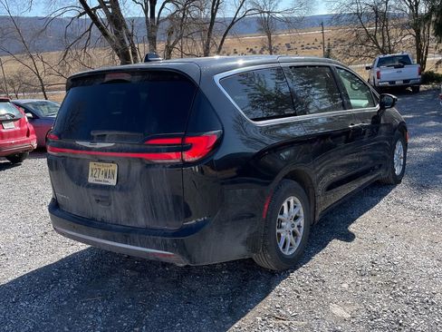 Used 2026 Chrysler Pacifica Select image 5