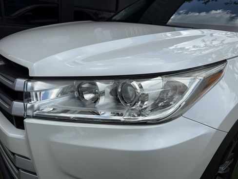 Used 2019 Toyota Highlander LE FWD image 10