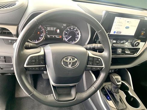 Used 2024 Toyota Highlander XLE image 34
