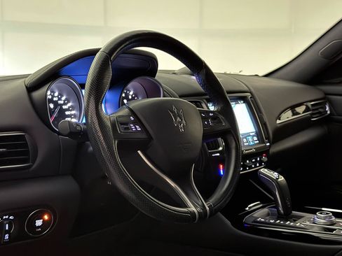 Used 2020 Maserati Levante AWD/4WD image 19