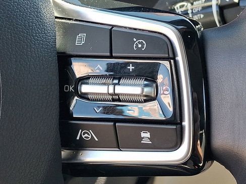 Used 2024 Kia Carnival EX image 23