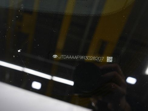 Used 2024 Toyota Crown Limited image 31