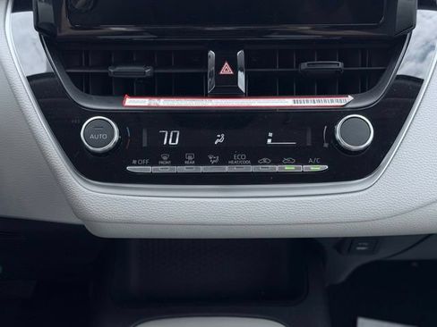 Used 2025 Toyota Corolla LE FWD image 36