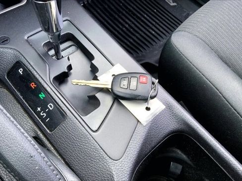 Used 2017 Toyota RAV4 LE image 10