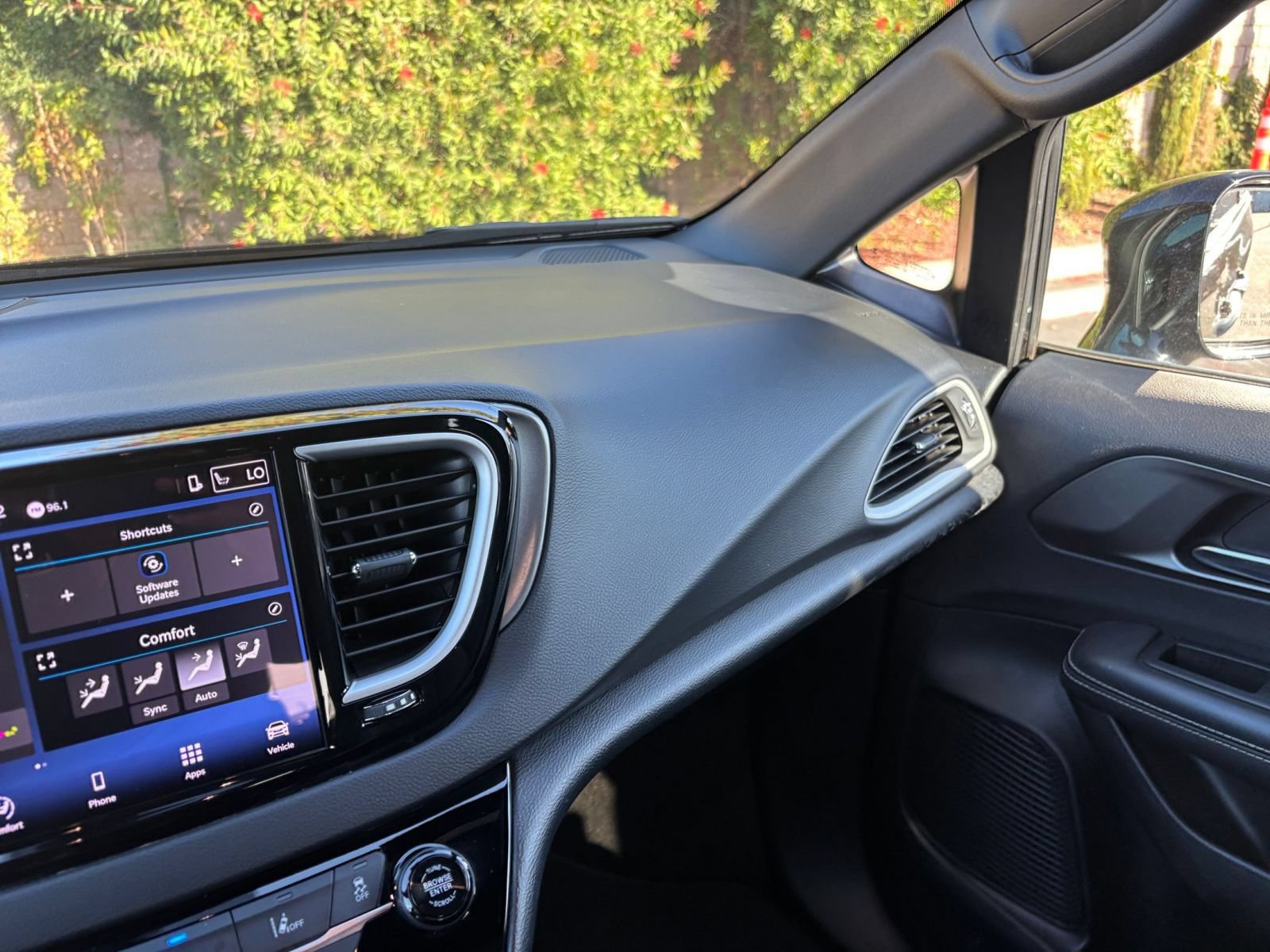 Used 2025 Chrysler Pacifica Select FWD image 37