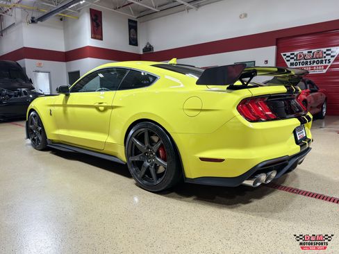 Used 2021 Ford Mustang Shelby GT500 w/ Carbon Fiber Track Pack RWD image 3