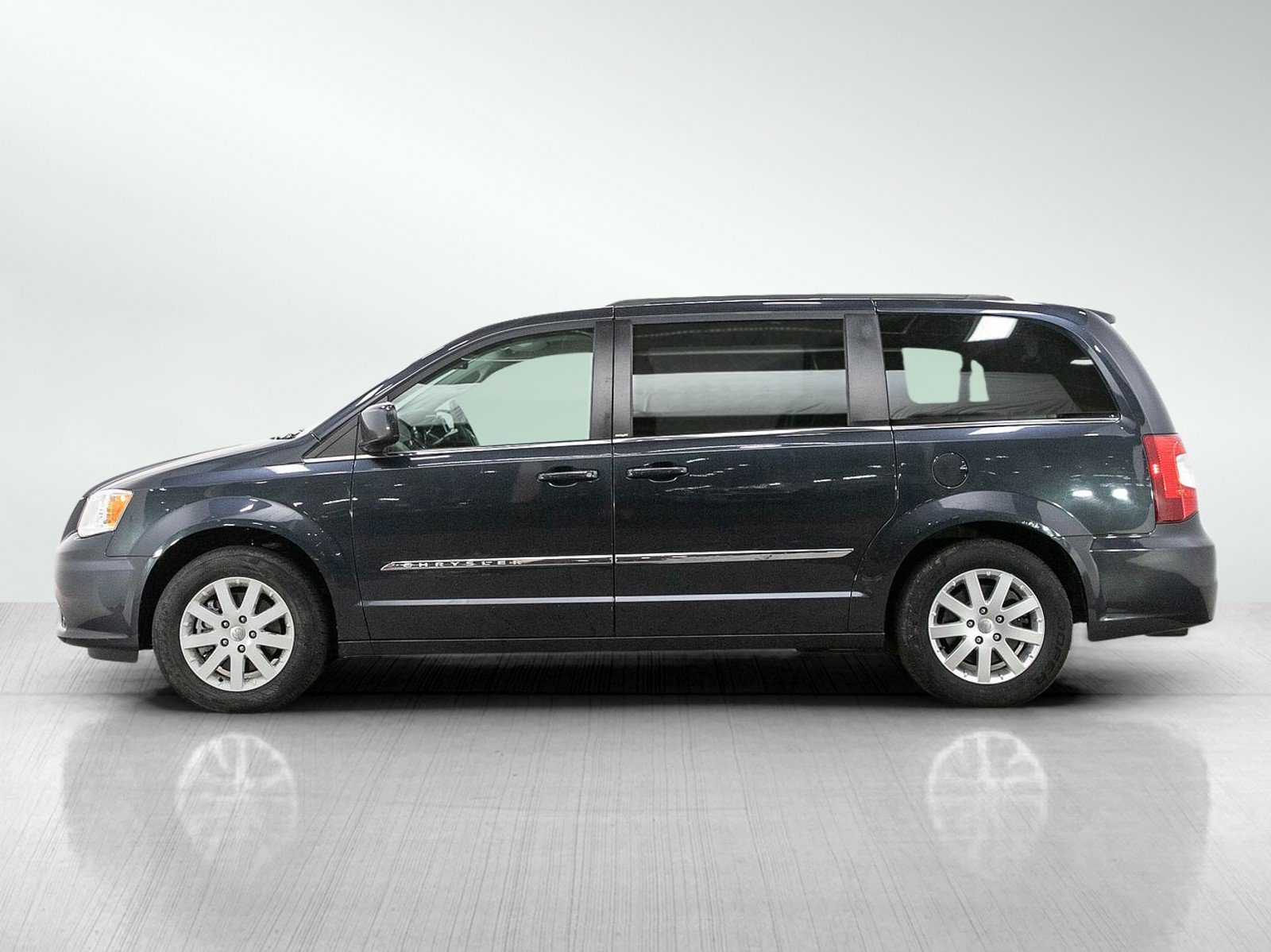 Used 2013 Chrysler Town & Country Touring FWD image 2