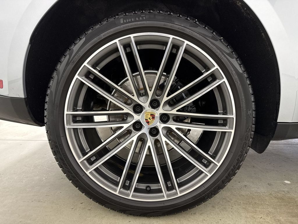 Certified 2026 Porsche Macan AWD/4WD image 17