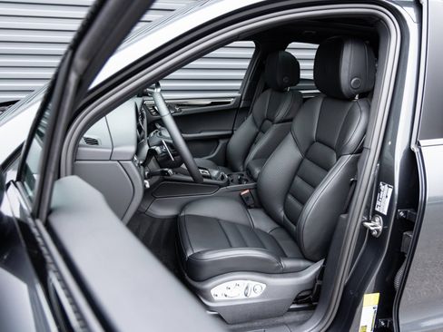 Certified 2026 Porsche Macan AWD/4WD image 5