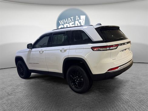 Used 2025 Jeep Grand Cherokee Laredo w/ Luxury Tech Group I image 5