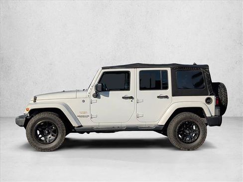 Used 2015 Jeep Wrangler Unlimited Sahara w/ Connectivity Group AWD/4WD image 8