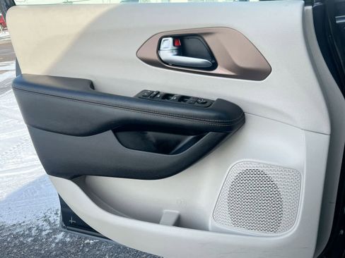 Used 2019 Chrysler Pacifica Touring-L image 31