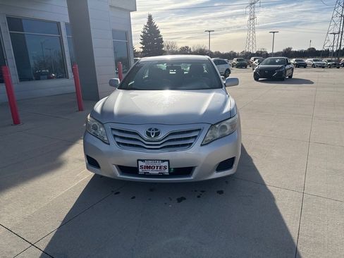 Used 2011 Toyota Camry LE image 3