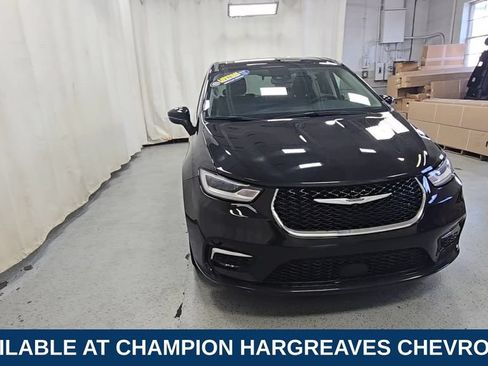 Used 2023 Chrysler Pacifica Touring-L FWD image 3
