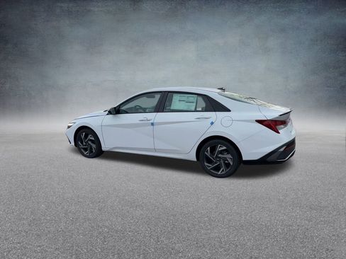 Used 2025 Hyundai Elantra SEL image 16