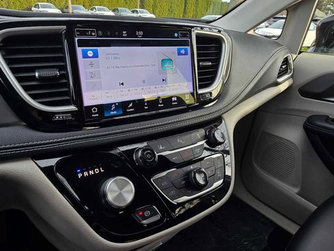 Used 2024 Chrysler Pacifica Select image 27