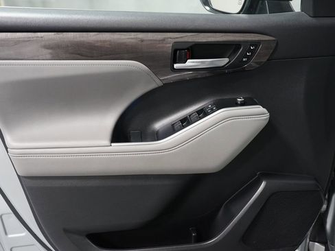 Certified 2021 Toyota Highlander Limited image 32