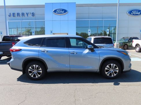 Used 2022 Toyota Highlander XLE image 4