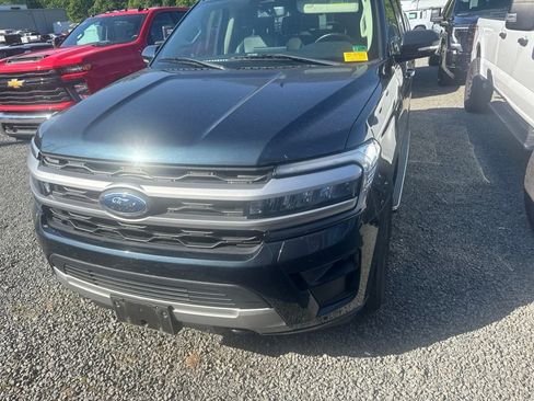 Used 2023 Ford Expedition XLT AWD/4WD image 2