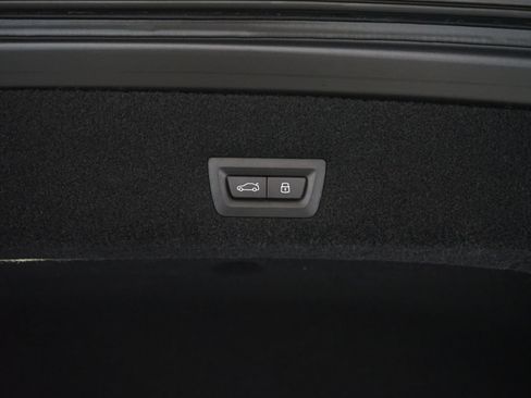 Used 2025 BMW 740i w/ Premium Package RWD image 32