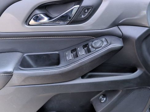 Used 2021 Chevrolet Traverse LT FWD image 13