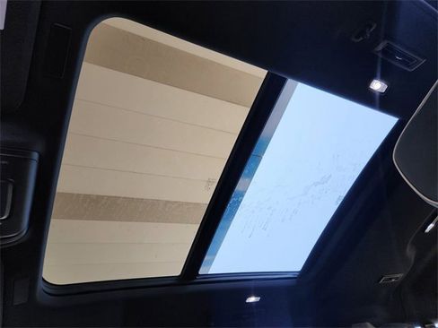 New 2025 Chevrolet Suburban Premier image 21