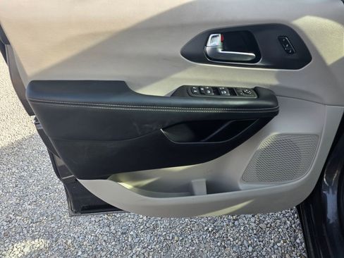 Used 2023 Chrysler Pacifica Touring-L FWD image 9