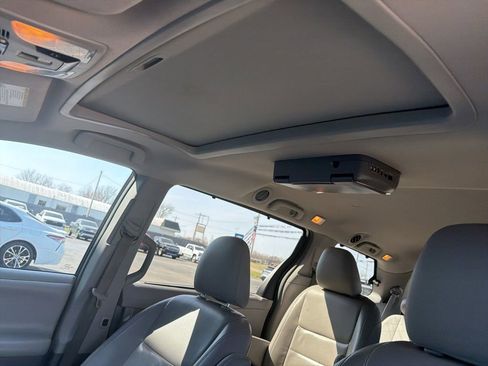 Used 2015 Toyota Sienna XLE w/ XLE Navigation Package image 7