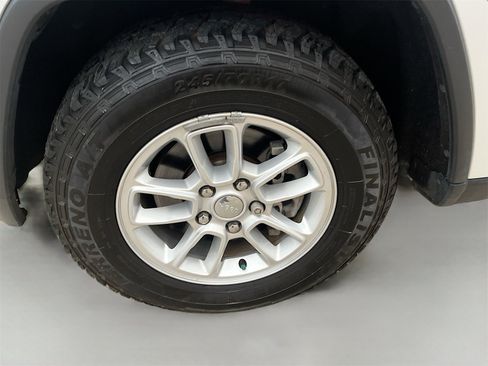 Used 2019 Jeep Grand Cherokee Laredo image 29