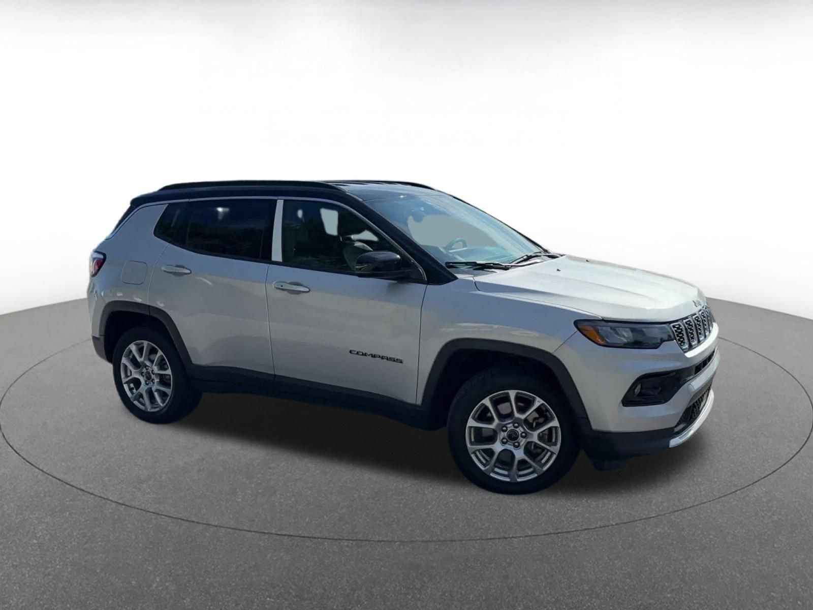 Used 2025 Jeep Compass Limited AWD/4WD image 2