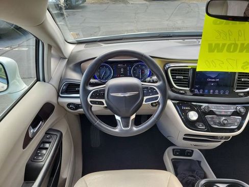 Used 2018 Chrysler Pacifica Touring-L image 26