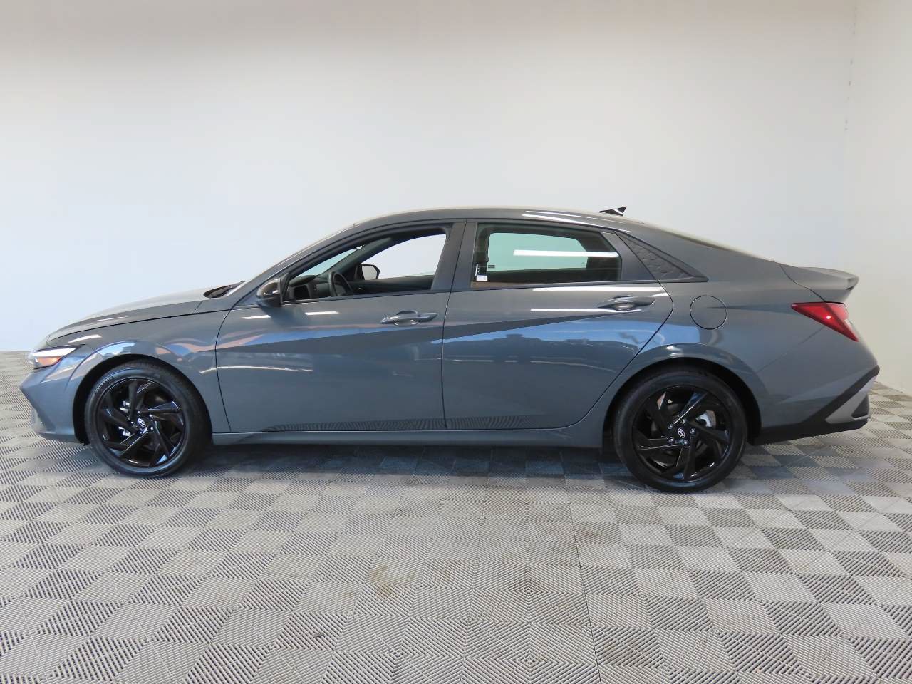 Used 2026 Hyundai Elantra Sport FWD image 5